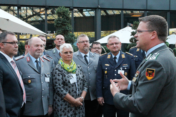 Oberstleutnant André Wüstner im Austausch mit seinen Mitarbeitervertretern. Foto: DBwV/Hahn