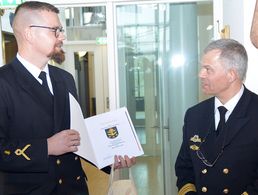HptBtsm Michael Ebersbach (l.) überreicht zum Dank eine Urkunde an KptLt Jörg-Hans Wiebach. Foto: PIZ Marine/Kubsch