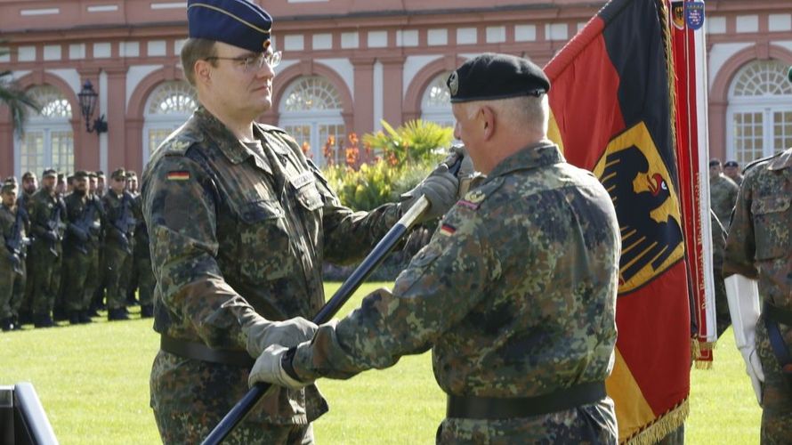 Der neue Kommandeur des Landeskommandos Hessen, Brigadegeneral Bernd Stöckmann, empfängt die Truppenfahne. Bernd Voelp/Bundeswehr