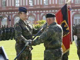 Der neue Kommandeur des Landeskommandos Hessen, Brigadegeneral Bernd Stöckmann, empfängt die Truppenfahne. Bernd Voelp/Bundeswehr