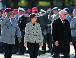 Öffentlichkeit, Bundeswehr und sogar die eigene Partei blieben Annegret Kramp-Karrenbauer während ihrer Amtszeit als Verteidigungsministerin gegenüber eher distanziert. Hier ist sie mit Bundespräsident Frank-Walter Steinmeier (r.) und Generalinspekteur Eberhard Zorn beim Zentralen Abschlusappell zur Würdigung des Afghanistan-Einsatzes im vergangenen Oktober zu sehen. Foto: Bundeswehr/Sebastian Wilke