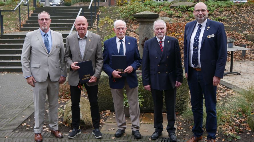 Am Rande der Veranstaltung erhielten mehrere Mitglieder ihre Urkunden durch den Vorsitzenden ERH im Landesvorstand Nord, Michael Scholz (r.), und dessen Stellvertreter Hannes Dreier (l.). Foto: LV Nord