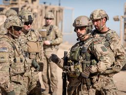 Ein Bild vor dem Truppenabzug: Deutsche und amerikanische Soldaten der Quick Reaction Force, der schnellen Eingreiftruppe, üben gemeinsam auf der Schießbahn in Masar-i Scharif. Foto: Bundeswehr/Stollberg