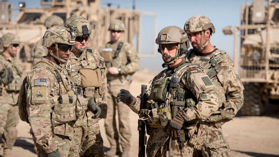 Ein Bild vor dem Truppenabzug: Deutsche und amerikanische Soldaten der Quick Reaction Force, der schnellen Eingreiftruppe, üben gemeinsam auf der Schießbahn in Masar-i Scharif. Foto: Bundeswehr/Stollberg