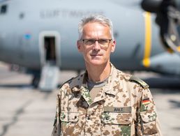 Brigadegeneral Jens Arlt leitete vor Ort die gefährliche Evakuierungsmission der Bundeswehr in Afghanistan. Dafür wird der Kommandeur der Luftlandebrigade 1 vom Bundespräsidenten ausgezeichnet. Foto: Bundeswehr/Tessensohn