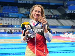 Freude über Bronze: Stabsunteroffizier Sarah Köhler holte die erste Medaille der deutschen Beckenschwimmer seit 2008. Foto:  picture alliance/dpa | Michael Kappeler