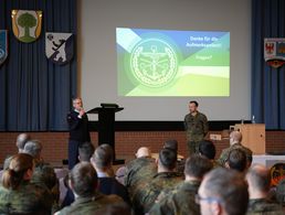 Gleich zu Beginn des Jahres war der Vorsitzende des Fachbereiches Besoldung, Haushalt und Laufbahnrecht im Bundesvorstand des DBwV, Oberstleutnant Dr. Detlef Buch nach Holzdorf gekommen, um dort zu den unterschiedlichen Themen seines Verantwortungsbereiches vorzutragen. Foto: Fred Horther