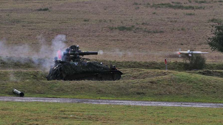 Hat der TOW-Schütze das Ziel anvisiert, betätigt er den Auslöser und der Lenkflugkörper jagt feindlichen Kampfpanzern bis zu einer maximalen Reichweite von 3.750 Metern entgegen. Foto: Bundeswehr/Daniel Uphaus