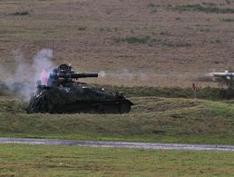 Hat der TOW-Schütze das Ziel anvisiert, betätigt er den Auslöser und der Lenkflugkörper jagt feindlichen Kampfpanzern bis zu einer maximalen Reichweite von 3.750 Metern entgegen. Foto: Bundeswehr/Daniel Uphaus