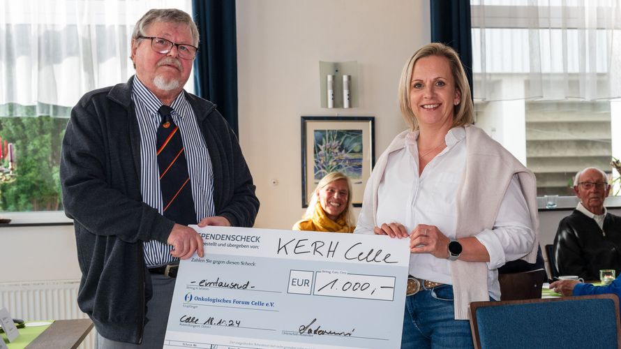 Der stellvertretende Kameradschaftsvorsitzende Jürgen Lademann (links) überreichte Liane von Hoff den Scheck. Foto: DBwV