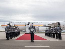 Wachbataillon und Flugbereitschaft BMVg haben gemeinsam mit weiteren Behörden die protokollarischen Abläufe am Flughafen BER geprobt. Foto: Bundeswehr/Jane Schmidt