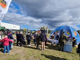 Viele Besucherinnen und Besucher warteten geduldig, um am Glücksrad des DBwV drehen zu können. Foto: Michael Edlinger