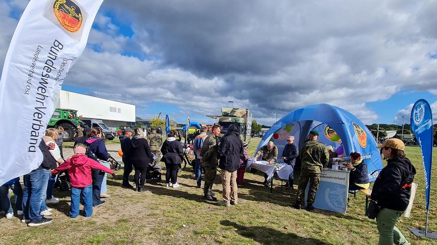 Viele Besucherinnen und Besucher warteten geduldig, um am Glücksrad des DBwV drehen zu können. Foto: Michael Edlinger