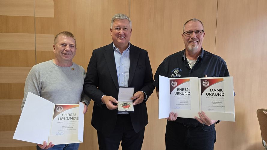 Bei der Ehrung (v.l.n.r.): Gerd Dombrowski, Thomas Behr und Hannes Dreier. Foto: LV Nord