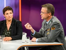 Nicole Deitelhoff und Oberst André Wüstner in der ZDF-Talkshow „Maybrit Illner“. Foto: ZDF/Jule Roehr