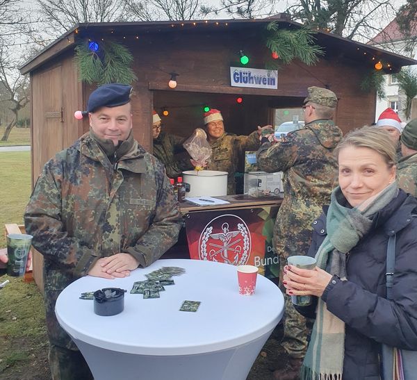 Der Vorsitzende Heer im DBwV, Oberstleutnant Robert Thiele, nutzte die Möglichkeit beim Weihnachtsmarkt im Kommando Heer mit den Gästen ins Gespräch zu kommen. Foto: Dirk Jankowski