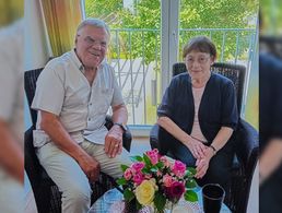 Der Nürnberger KERH-Vorsitzende Oberstleutnant a.D. Matthias Nickel gratulierte Lore Hartmann zum 96. Geburtstag. Fotos: Brucker