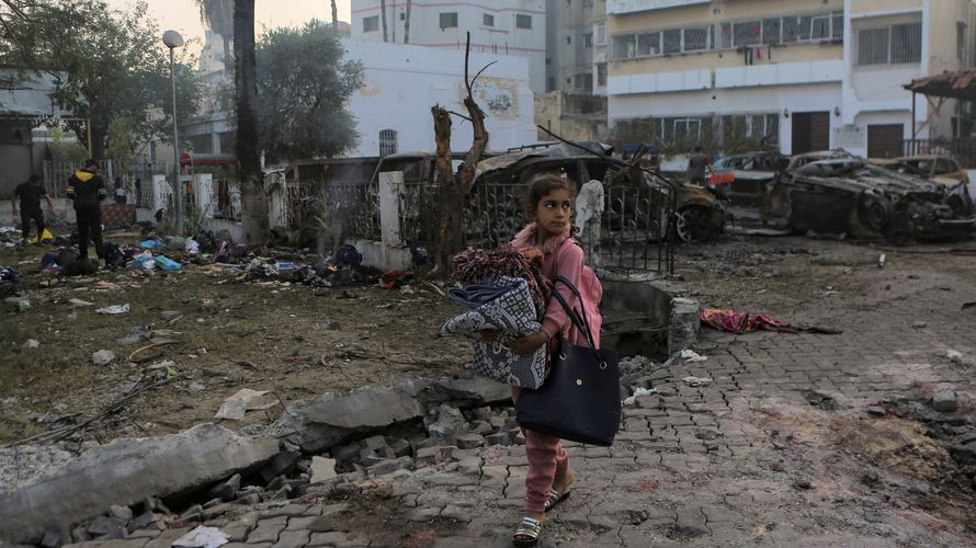 Hunderte Menschen wurden bei einem Raketeneinschlag in ein Krankenhaus im Gazastreifen verletzt und getötet. Foto: picture alliance / ASSOCIATED PRESS | Abed Khaled