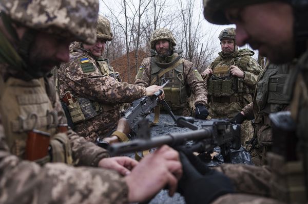 Unweit der Front: Ukrainische Soldaten im Osten der Ukraine. Foto: AP Photo/Evgeniy Maloletka