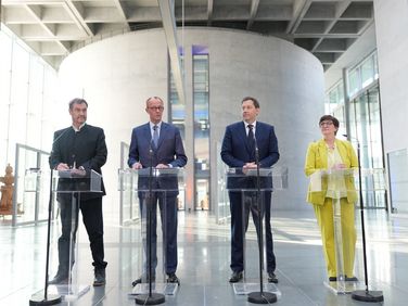 Pressekonferenz nach den Sondierungsgesprächen von Union und SPD: Markus Söder, (CSU), Ministerpräsident von Bayern und CSU-Vorsitzender, Friedrich Merz, Unions-Kanzlerkandidat und CDU-Bundesvorsitzender, Lars Klingbeil, SPD-Bundesvorsitzender, und SPD Fraktionsvorsitzender sowie Saskia Esken, SPD-Bundesvorsitzende. Foto: picture alliance/dpa/Michael Kappeler