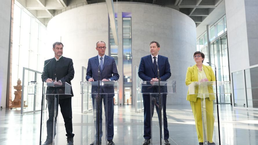 Pressekonferenz nach den Sondierungsgesprächen von Union und SPD: Markus Söder, (CSU), Ministerpräsident von Bayern und CSU-Vorsitzender, Friedrich Merz, Unions-Kanzlerkandidat und CDU-Bundesvorsitzender, Lars Klingbeil, SPD-Bundesvorsitzender, und SPD Fraktionsvorsitzender sowie Saskia Esken, SPD-Bundesvorsitzende. Foto: picture alliance/dpa/Michael Kappeler