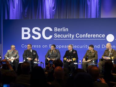 Militärische Spitzen auf dem BSC-Podium: General Carsten Breuer (2.v.l.) diskutierte mit den Militärchefs von sechs Partnernationen. Links im Bild: General Christian Badia. Der Deputy Supreme Allied Commander Transformation bei der NATO moderierte die Runde. Foto: DBwV/Yann Bombeke