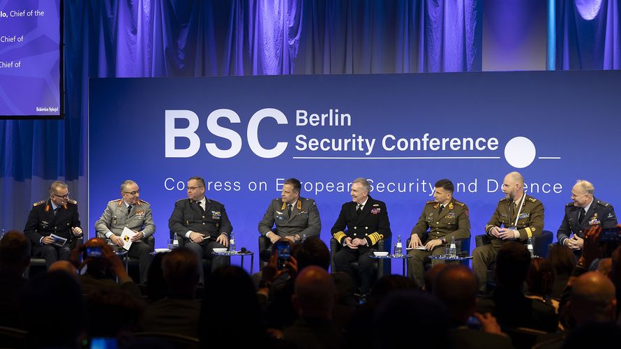 Militärische Spitzen auf dem BSC-Podium: General Carsten Breuer (2.v.l.) diskutierte mit den Militärchefs von sechs Partnernationen. Links im Bild: General Christian Badia. Der Deputy Supreme Allied Commander Transformation bei der NATO moderierte die Runde. Foto: DBwV/Yann Bombeke