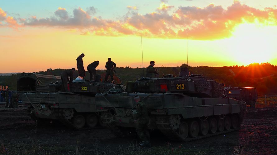 Deutsche „Leopard 2“ der eVA Battlegroup Slowakei bei der Vorbereitung fürs Schießen auf dem Truppenübungsplatz Lešt‘ in den Karpaten. Foto: eVA Battlegroup