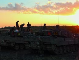 Deutsche „Leopard 2“ der eVA Battlegroup Slowakei bei der Vorbereitung fürs Schießen auf dem Truppenübungsplatz Lešt‘ in den Karpaten. Foto: eVA Battlegroup