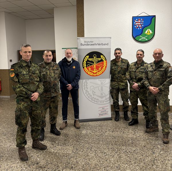 Oberstleutnant i.G. Marcel Bohnert tauschte sich auch mit Mitgliedern der Standortkameradschaft aus. Foto: Foto: Truka DBwV Bad Salzungen