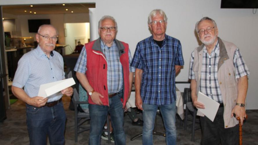 Bei der Ehrung in Braunschweig (v.l.n.r.): Detmar Riepegerste (l.) unterstützte bei der Ehrung, Klaus Winkler, Uwe Fenger und Joachim Stut. Foto: LV Nord