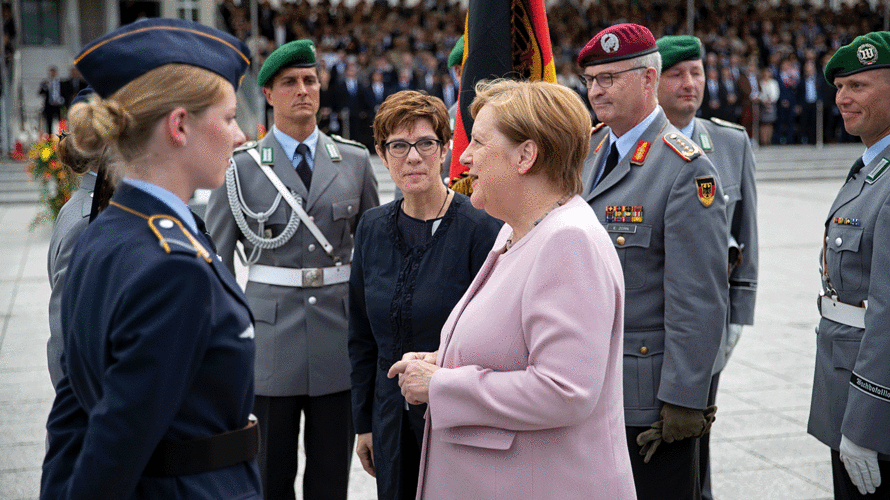 Kanzlerin Angela Merkel und Verteidigungsministerin Annegret Kramp-Karrenbauer beim Gelöbnis am 20. Juli. Der Vorschlag Kramp-Karrenbauers, mehr Gelöbnisse im öffentlichen Raum stattfinden zu lassen, stößt auf viel Zustimmung. Foto: Bundeswehr/Christian Vierfuß