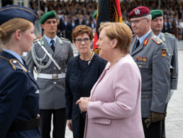 Kanzlerin Angela Merkel und Verteidigungsministerin Annegret Kramp-Karrenbauer beim Gelöbnis am 20. Juli. Der Vorschlag Kramp-Karrenbauers, mehr Gelöbnisse im öffentlichen Raum stattfinden zu lassen, stößt auf viel Zustimmung. Foto: Bundeswehr/Christian Vierfuß