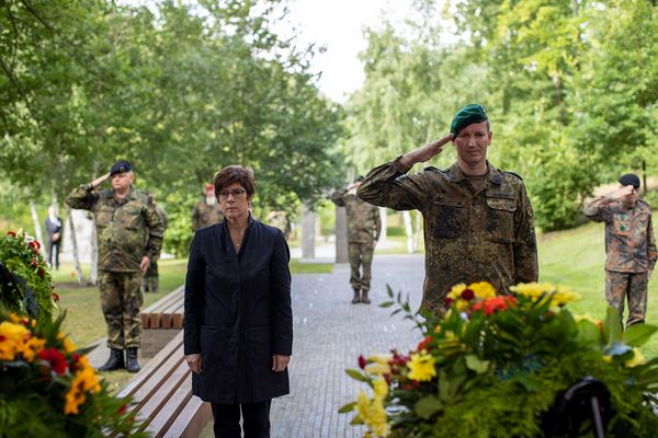 Bei der Kranzniederlegung im Wald der Erinnerung: Verteidigungsministerin Annegret Kramp-Karrenbauer und Oberstleutnant d.R. Patrick Sensburg, Präsident des Reservistenverbandes. Foto: Bundeswehr/Sebastian Wilke