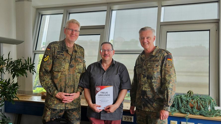 TruKa-Vorsitzender Stabsfeldwebel Ralf Pieper (von links) mit Regierungsamtmann Michael Mangold und dem Leiter KarrC Stuttgart, Oberst Olaf Tödter-Adler. Foto: TruKa LKdo BaWü