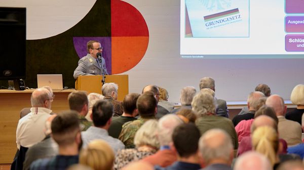 Pressesprecher Obertsleutnant Kieron Kleinert stellte das KSK mit seinen speziellen Fähigkeiten und dessen Aufgabenspektrum vor. Foto: Ingo Kaminsky