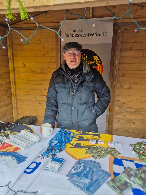 Bezirksvorsitzender Oliver Hartmann unterstützte am Info-Stand der StoKa Würzburg/Veitshöchheim. Fotos: Roland Stengl