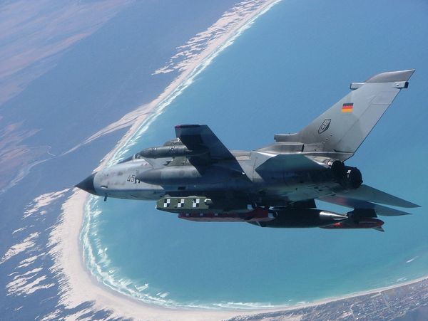 Ein Tornado-Kampfjet der Luftwaffe, bestückt mit mit Taurus: Über den Marschflugkörper wird zurzeit heftig debattiert - auch bei „Hart aber fair“. Foto: Bundeswehr/Adolfs