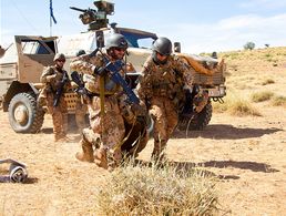 Ein Rettungsteam evakuiert bei einer Übung einen Verwundeten in der Nähe von Gao/Mali. Der Einsatz soll weitergehen Foto: Bundeswehr/Susanne Hähnel