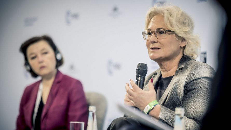 Verteidigungsministerin Christine Lambrecht (r.) und ihre französische Amtskollegin Florence Parly sprachen sich für einen Ausbau der militärischen Zusammenarbeit in Europa aus. Foto: MSC/Kuhlmann