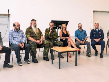 Teil der Ausstellungseröffnung war auch eine Podiumsdiskussion, auf der Veteranen ihre persönlichen und emotionalen Geschichten schilderten. Foto: Demipress