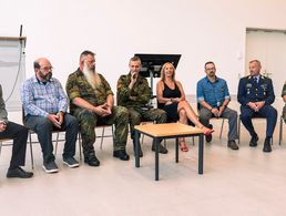 Teil der Ausstellungseröffnung war auch eine Podiumsdiskussion, auf der Veteranen ihre persönlichen und emotionalen Geschichten schilderten. Foto: Demipress