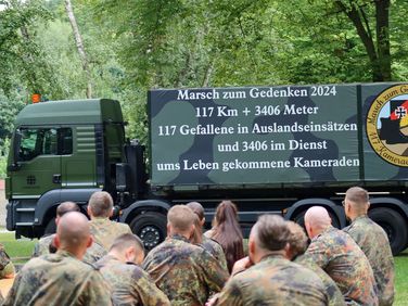 Knapp 140 Soldatinnen und Soldaten beteiligen sich am diesjährigen Marsch zum Gedenken. Zum Auftakt trafen sich die Teilnehmerinnen und Teilnehmer in der Julius-Leber-Kaserne. Foto: Melanie Schreiber 