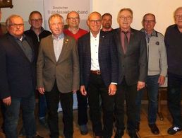 Der neue Vorsitzende Armin Rother (6.v.l.) mit Mitgliedern des neuen Vorstands, geehrten Mitgliedern und Gästen. Foto: Heinrich Väth