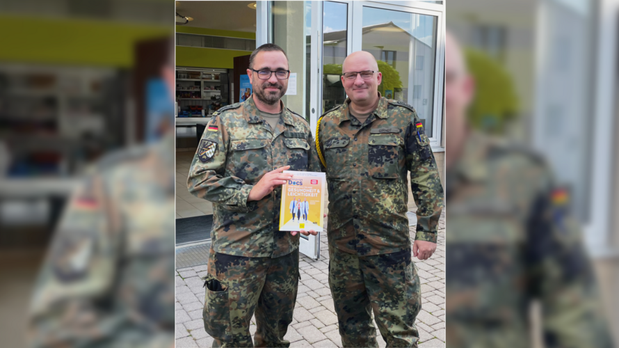 Oberstabsfeldwebel Marko Girndt (r.) dankte Stabsfeldwebel Alexander Alt bei der Vorstandssitzung mit der Auszeichnung des Landesvorsitzenden. Foto: Christian Schleicher