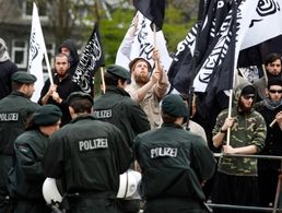 Salafisten protestieren in Solingen gegen die rechtsgerichtete Bewegung PRO NRW. Archivfoto: ddp images
