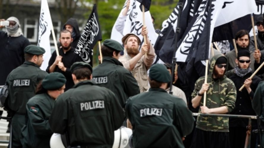 Salafisten protestieren in Solingen gegen die rechtsgerichtete Bewegung PRO NRW. Archivfoto: ddp images