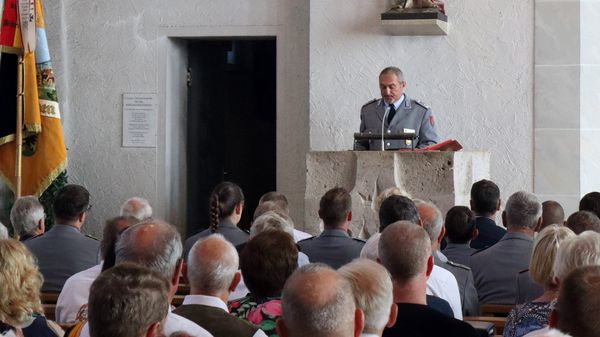 Landesvorsitzender Oberstleutnant a.D. Josef Rauch forderte in seiner emotionalen Ansprache einen aktiven Einsatz für Frieden und Demokratie. Foto: Albert Schneider