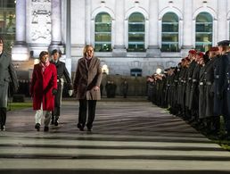 Verteidigungsministerin Annegret Kramp-Karrenbauer, Bundestagspräsidentin Bärbel Bas und Generalinspekteur Eberhard Zorn schreiten die Front ab. Foto: picture alliance/Bernd von Jutrczenka