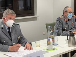 Spitzengespräch unter Corona-Bedingungen: Generalleutnant Alfons Mais (r.) und Oberstleutnant Thomas Behr. Foto: DBwV/Frank Jungbluth